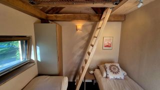 Slaapkamer met losse bedden