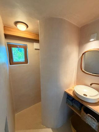 Badkamer met koperen kraan